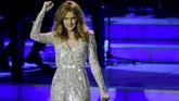 Hanya saja dalam tiap tampilannya, Celine Dion ternyata punya satu benang merah yaitu glamor dan bling-bling. (Ethan Miller/Getty Images/AFP)