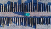 Foto udara yang diambil menggunakan pesawat nirawak menunjukkan deretan kayu di sebuah fasilitas penyimpanan suatu perusahaan di Kota Chorin di negara bagian Brandebourg, Jerman. (AFP/Patrick Pleul)
