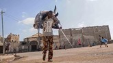 Seorang pemancing di Somalia membawa ikan Sailfish di pundaknya. Ia sedang menujuk pasar ikan Hamarweyne di dekat pelabuhan di kota Mogadishu. (AFP/Mohamed Abdiwahab)