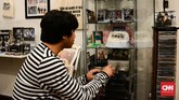 Koleksi Ilham bertambah ketika ia lancong ke London pada 2013. Ia banyak menemukan barang-barang langka yang tak mungkin didapatkan di Indonesia.