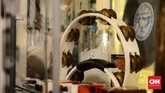 Setiap bulan ia menyisikan uang 1.300-1.500 Pounsdterling untuk membeli barang-barang Oasis. Selama dua tahun di London, Ilham semakin menggila dan mendapat barang-barang yang sangat langka.