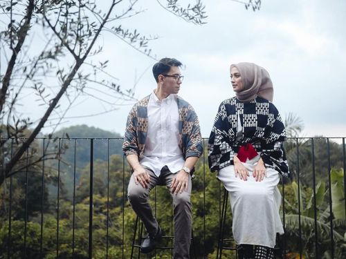 5 Inspirasi Gaya Hijab Simpel untuk Foto Prewedding