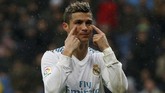 Real Madrid menelan kekalahan keempat di La Liga musim ini dan tetap berada di posisi keempat klasemen dengan tertinggal 16 poin dari Barcelona. (REUTERS/Javier Barbancho)