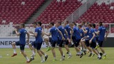 Para pemain timnas Islandia melakukan pemanasan saat sesi latihan di Stadion Utama Gelora Bung Karno, Jakarta, Sabtu (13/1). (ANTARA FOTO/Sigid Kurniawan)