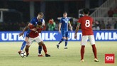 Pemain Timnas Indonesia Osvaldo Haay saat melawan timnas Islandia pada laga persahabatan di Stadion Utama Gelora Bung Karno, Senayan, Minggu (14/1). (CNN Indonesia/Andry Novelino)