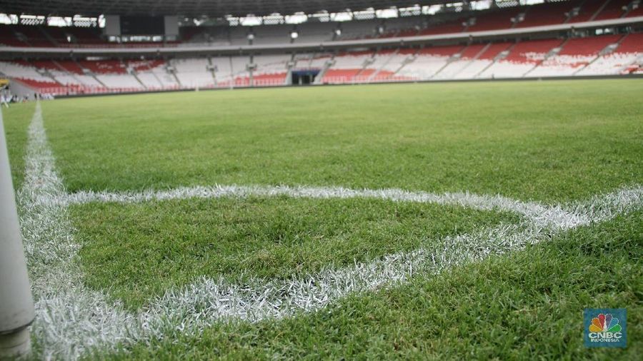 Tampilan Stadion Utama Gelora Bung Karno (SUGBK) pasca renovasi, Senayan, Jakarta, Jumat (12/1/2018). Renovasi dengan nilai kontrak mencapai Rp 770 Miliar, sejumalah fasilitas anyar ditanamkan di stadion yang berdiri sejak 1962 tersebut, diantaranya tribune penonton single seater, kamar ganti yang dilengkapi fasilitas kamar mandi, toilet, shower, serta bak dengan pilihan air panas dan dingin, selain itu juga dicangkokkan rumput kelas 1 standar FIFA.