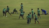 Para pemain Timnas Indonesia menjalani uji coba lapangan di Stadion Utama Gelora Bung Karno, Sabtu (13/1) malam, jelang pertandingan melawan Islandia. (ANTARA FOTO/Sigid Kurniawan)