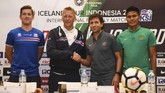 Pelatih Timnas Indonesia Luis Milla (kedua kanan) berjabat tangan dengan pelatih timnas Heimir Hallgrimsson dalam konferensi pers jelang laga, Sabtu (13/1). (ANTARA FOTO/Hafidz Mubarak A)