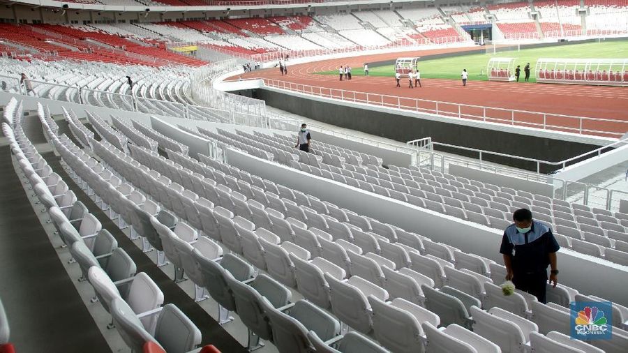 Tampilan Stadion Utama Gelora Bung Karno (SUGBK) pasca renovasi, Senayan, Jakarta, Jumat (12/1/2018). Renovasi dengan nilai kontrak mencapai Rp 770 Miliar, sejumalah fasilitas anyar ditanamkan di stadion yang berdiri sejak 1962 tersebut, diantaranya tribune penonton single seater, kamar ganti yang dilengkapi fasilitas kamar mandi, toilet, shower, serta bak dengan pilihan air panas dan dingin, selain itu juga dicangkokkan rumput kelas 1 standar FIFA.