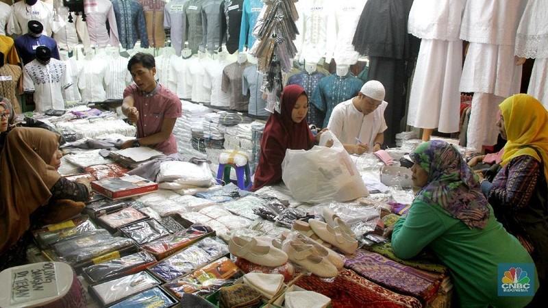 Maraknya lapak penjual baju secara online, pedagang busana muslim di Pasar Tanah Abang merasa diuntungkan karena pelanggannya menjadi reseller secara online.