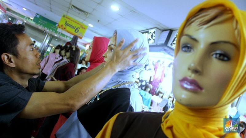 Maraknya lapak penjual baju secara online, pedagang busana muslim di Pasar Tanah Abang merasa diuntungkan karena pelanggannya menjadi reseller secara online.