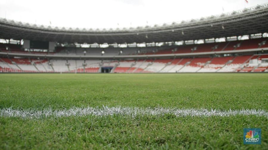 Tampilan Stadion Utama Gelora Bung Karno (SUGBK) pasca renovasi, Senayan, Jakarta, Jumat (12/1/2018). Renovasi dengan nilai kontrak mencapai Rp 770 Miliar, sejumalah fasilitas anyar ditanamkan di stadion yang berdiri sejak 1962 tersebut, diantaranya tribune penonton single seater, kamar ganti yang dilengkapi fasilitas kamar mandi, toilet, shower, serta bak dengan pilihan air panas dan dingin, selain itu juga dicangkokkan rumput kelas 1 standar FIFA.