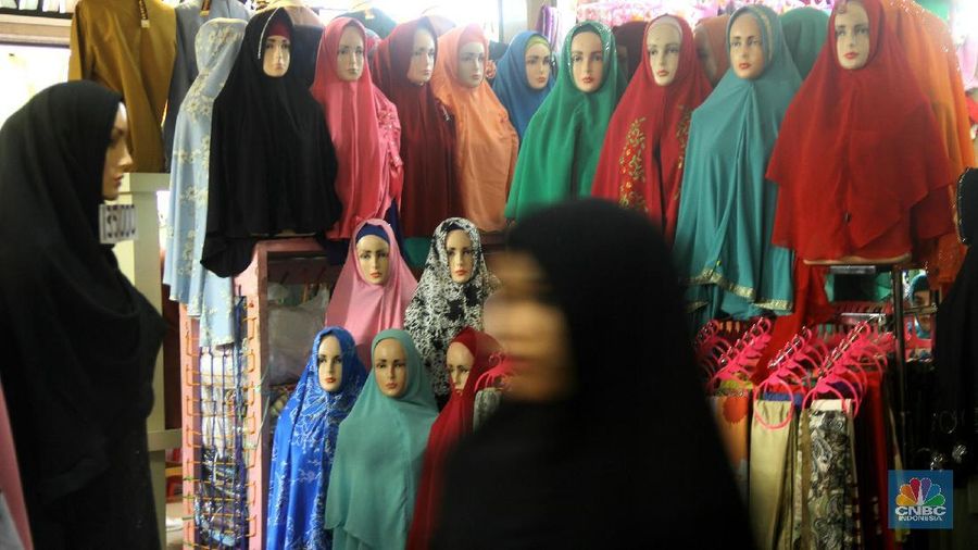 Maraknya lapak penjual baju secara online, pedagang busana muslim di Pasar Tanah Abang merasa diuntungkan karena pelanggannya menjadi reseller secara online.