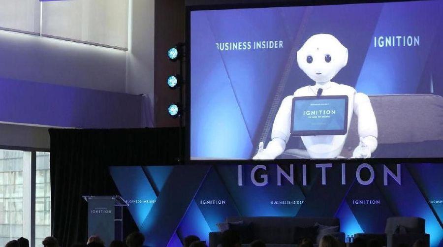 Kepolisian Dubai menggunakan robot sebagai pemandu wisata dan China menggunakan robot di bandara dan stasiun kereta api.