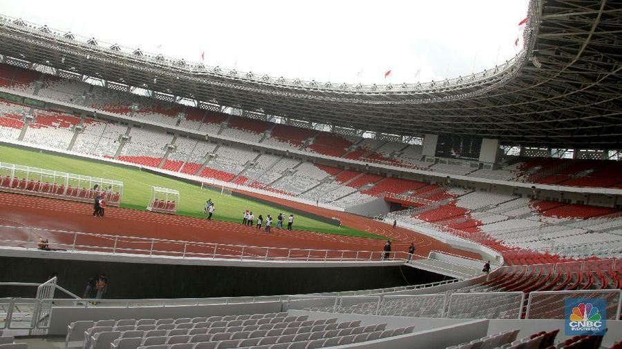 Tampilan Stadion Utama Gelora Bung Karno (SUGBK) pasca renovasi, Senayan, Jakarta, Jumat (12/1/2018). Renovasi dengan nilai kontrak mencapai Rp 770 Miliar, sejumalah fasilitas anyar ditanamkan di stadion yang berdiri sejak 1962 tersebut, diantaranya tribune penonton single seater, kamar ganti yang dilengkapi fasilitas kamar mandi, toilet, shower, serta bak dengan pilihan air panas dan dingin, selain itu juga dicangkokkan rumput kelas 1 standar FIFA.