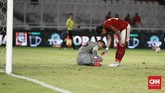 Kiper Timnas Indonesia Andritany Ardhiyasa sempat mengeluh sakit di babak pertama dan berbicara Hansamu Yama saat melawan timnas Islandia. (CNN Indonesia/Andry Novelino)