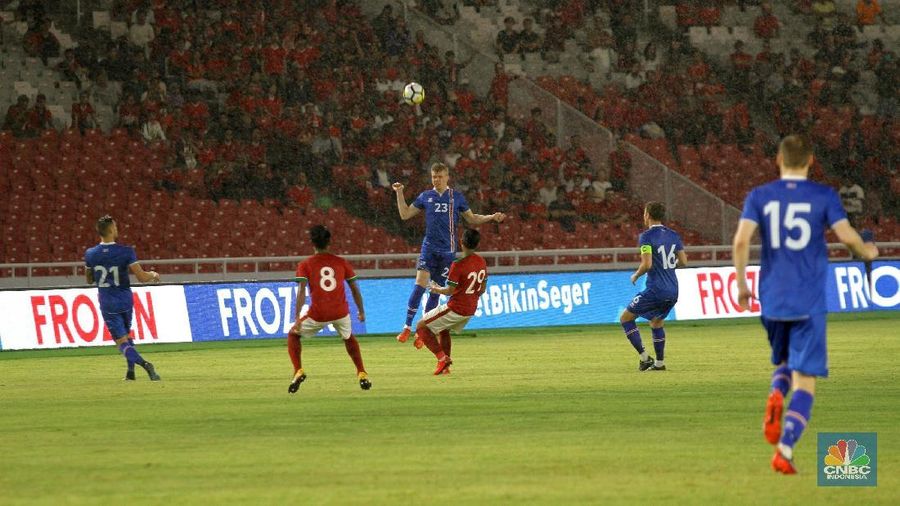 Usai resmikan Stadion Utama Gelora Bung Karno, Presiden Jokowi saksikan laga persahabatan tim sepak bola Indonesia melawan Islandia
