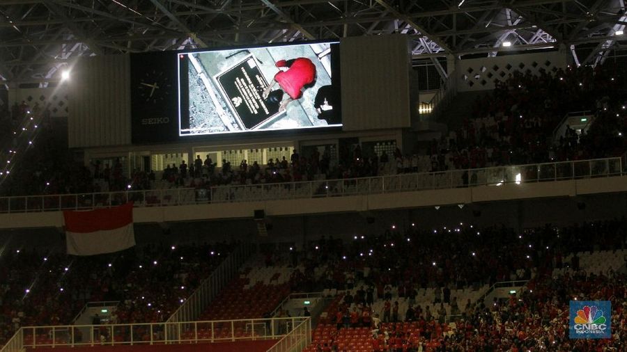 Menteri PUPR Basuki Hadimuljono tak kuasa meneteskan air matanya saat menyaksikan pagar pembatas Gelora Bung Karno rubuh.