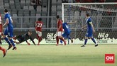 Timnas Indonesia unggul lebih dulu di babak pertama pada menit ke-29 melalui Ilham Udin Armaiyn yang memanfaatkan blunder kiper Islandia Runar Alex Runarsson. (CNN Indonesia/Andry Novelino)