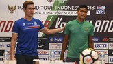 Bek Timnas Indonesia Fachrudin Aryanto (kanan) foto bersama kapten timnas Islandia Olagur Ingi Skulason saat konferensi pers jelang laga. (ANTARA FOTO/Hafidz Mubarak)