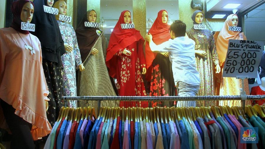 Pengunjung memilih busana muslim yang di jual di sentra perdagangan tekstil, Pasar Tanah Abang, Jakarta, Minggu (14/1/2018). Beragam model busana muslim di tawarkan dengan kisaran harga Rp 180.000 hingga Rp 350.000. Soal banyaknya lapak penjual baju secara online, pedagang justru merasa diuntungkan, karena tak sedikit pelanggannya yang saat ini menjadi reseller secara online.