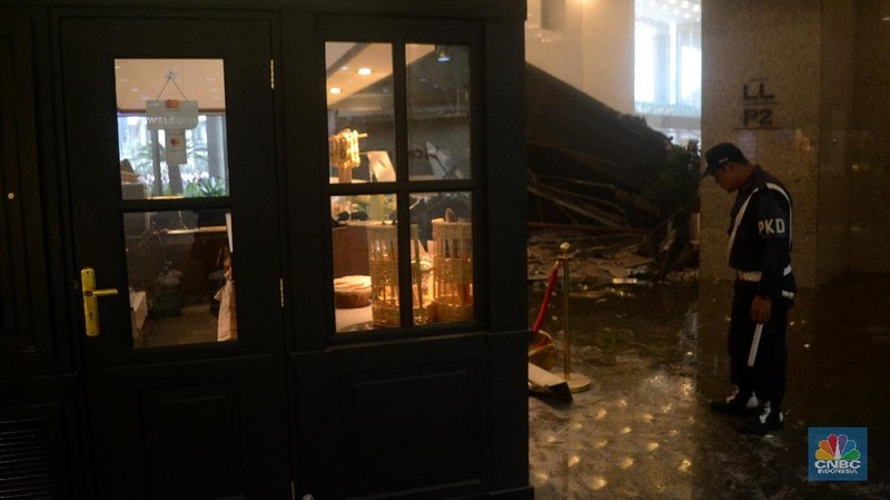 Terjadi kecelakaan ambruknya Koridor Lantai 1 Tower 2 Gedung Bursa Efek Indonesia Jakarta, Senin (15/1/2018).