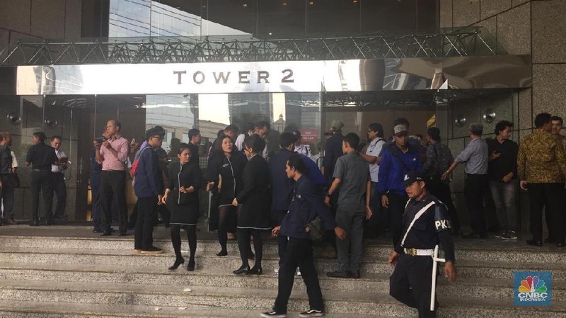 Terjadi kecelakaan ambruknya Koridor Lantai 1 Tower 2 Gedung Bursa Efek Indonesia Jakarta, Senin (15/1/2018).