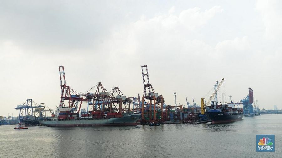 aktifitas bongkar muat di Pelabuhan Tanjung Priok