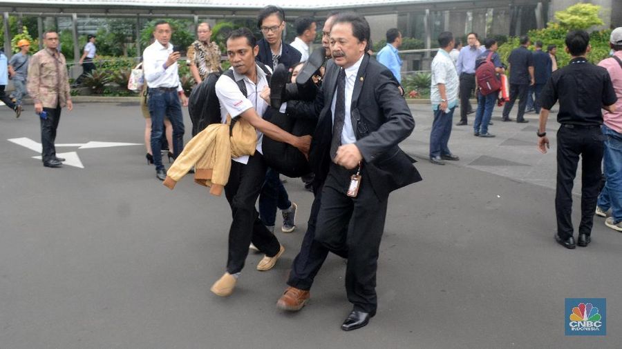 Puluhan orang banyak yang terluka akibat ambruknya koridor lantai 1 di Tower 2, Gedung Bursa Efek Indonesia.