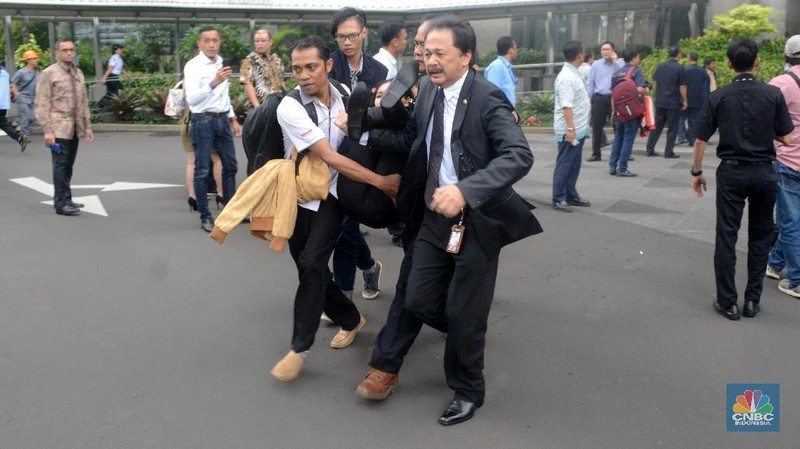 Puluhan orang banyak yang terluka akibat ambruknya koridor lantai 1 di Tower 2, Gedung Bursa Efek Indonesia.