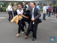 Aksi Dirut BEI Bantu Evakuasi Korban