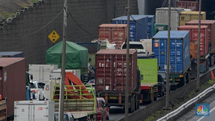 Antrean truk besar yang melintas di sepanjang jalur tol Jakarta-Cikampek