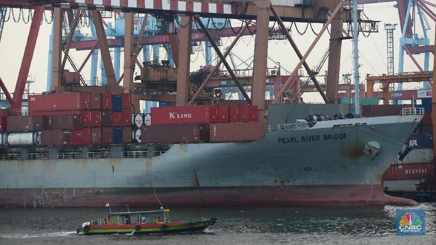 Konsensus pasar memperkirakan neraca perdagangan Indonesia masih surplus, meski pertumbuhan impor mulai kencang.