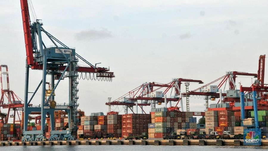 aktifitas bongkar muat di Pelabuhan Tanjung Priok
