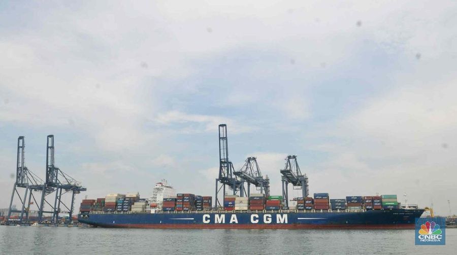 aktifitas bongkar muat di Pelabuhan Tanjung Priok