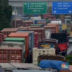 'Tancap Gas' BBM Naik, Bos Angkutan Truk Naikkan Ongkos 25%