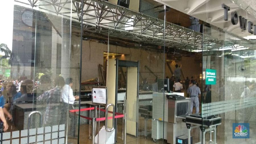 Salah satu lantai di Gedung Bursa Efek Indonesia (BEI) ambruk.
