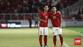 Dua winger Timnas Indonesia Febri Hariyadi dan Andik Vermansah berpose ke arah para fotografer usai pertandingan melawan Islandia. (CNN Indonesia/Andry Novelino)