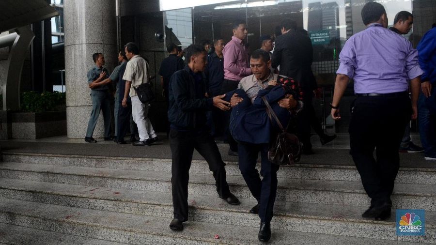 Puluhan orang banyak yang terluka akibat ambruknya koridor lantai 1 di Tower 2, Gedung Bursa Efek Indonesia.