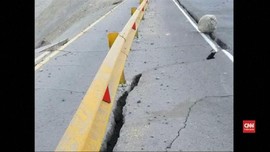 VIDEO: Jalan Rusak Akibat Gempa Peru, 17 Petambang Hilang