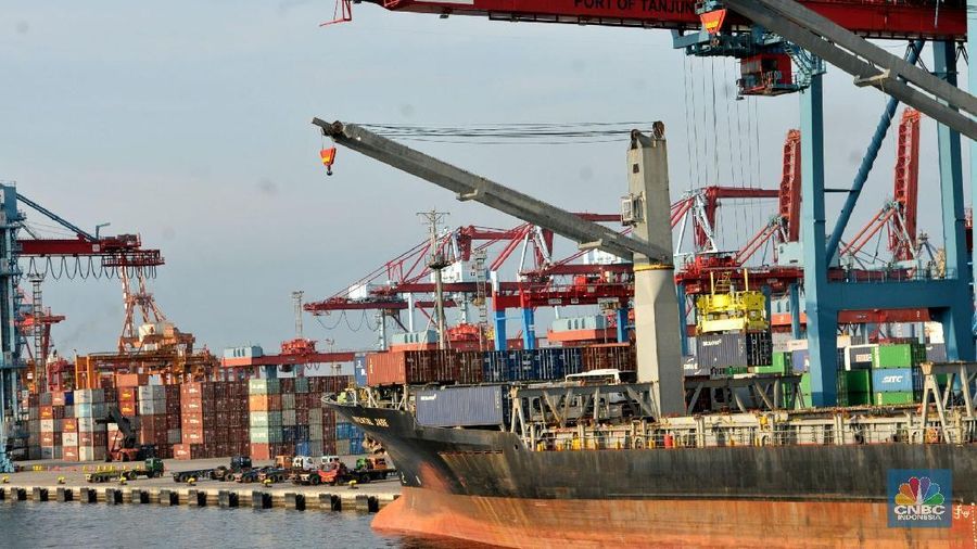 aktifitas bongkar muat di Pelabuhan Tanjung Priok