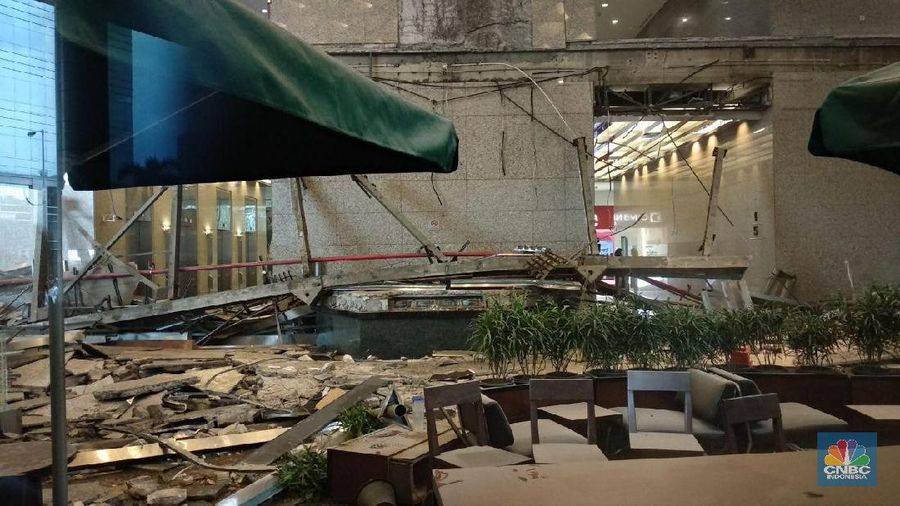 Terjadi kecelakaan ambruknya Koridor Lantai 1 Tower 2 Gedung Bursa Efek Indonesia Jakarta, Senin (15/1/2018).