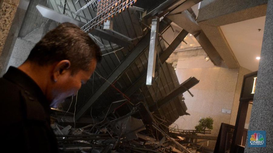 Terjadi kecelakaan ambruknya Koridor Lantai 1 Tower 2 Gedung Bursa Efek Indonesia Jakarta, Senin (15/1/2018).