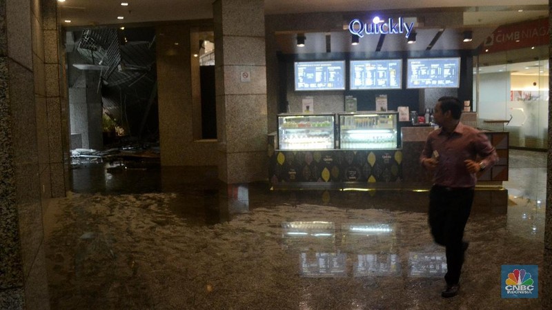 Puluhan orang banyak yang terluka akibat ambruknya koridor lantai 1 di Tower 2, Gedung Bursa Efek Indonesia.