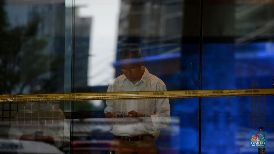 Petugas keamanan berjaga di lokasi ambruknya koridor lantai 1 Tower 2 Gedung BEI Jakarta
