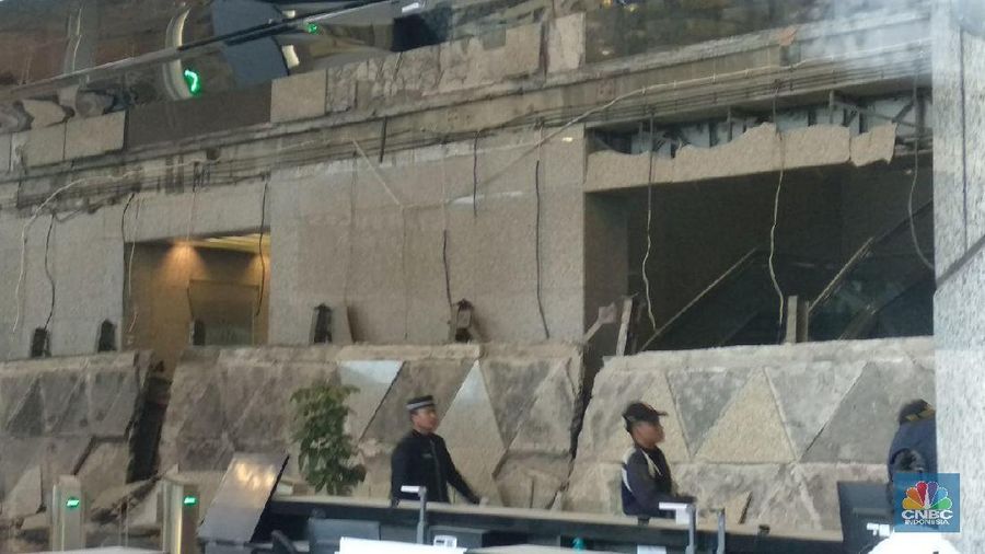 Terjadi kecelakaan ambruknya Koridor Lantai 1 Tower 2 Gedung Bursa Efek Indonesia Jakarta, Senin (15/1/2018).
