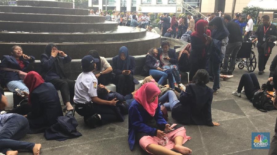 Belasan korban luka dievakuasi menggunakan taksi saat koridor lantai 1 Gedung Bursa Efek Indonesia ambruk