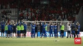 Para pemain timnas Islandia memberikan penghormatan dan ucapan terima kasih kepada suporter Timnas Indonesia atas sambutan hangat selama menjalani tur di Indonesia. (CNN Indonesia/Andry Novelino)