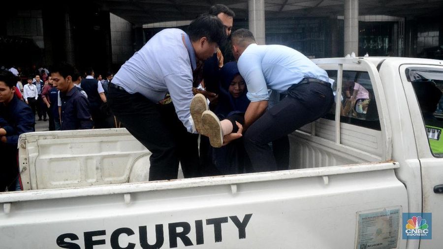 Ambruknya koridor Gedung BEI, menyebabkan puluhan korban mengalami luka-luka.