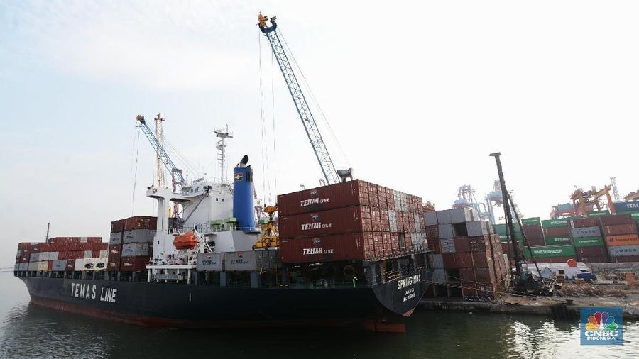 Bila dilihat lebih rinci, RI mengalami defisit dagang terbesar dengan China. Negara asal barang impor terbesar di Indonesia adalah China.